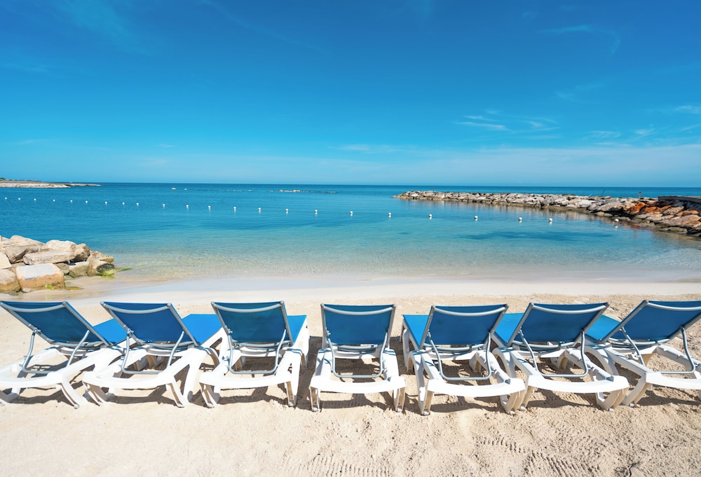 The Signature Level at Grand Palladium Lady Hamilton Resort & Spa 46/48