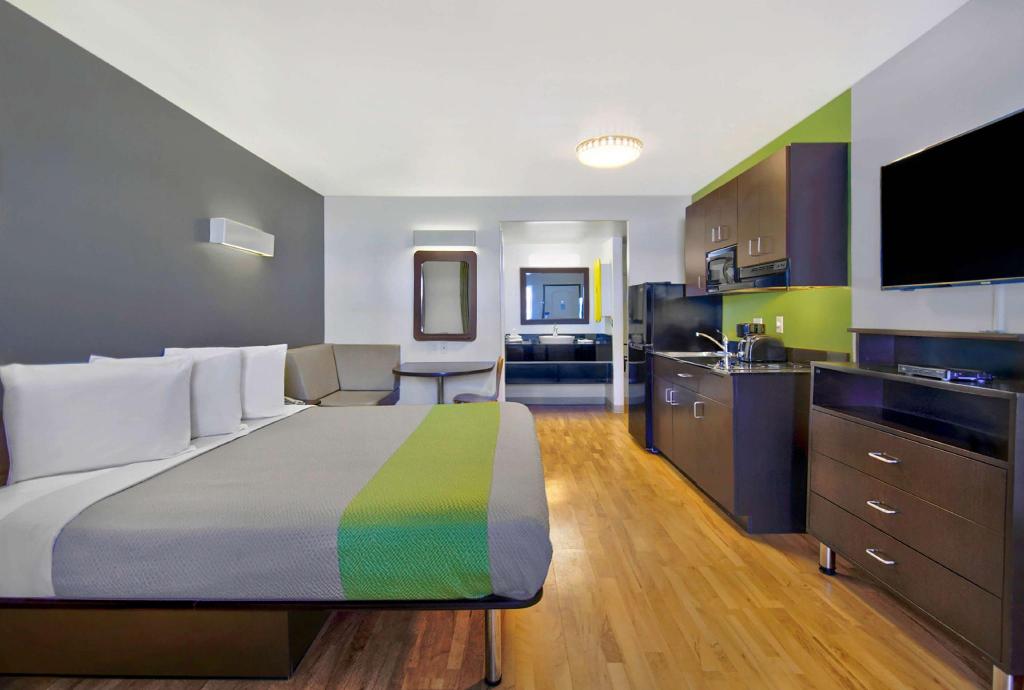 1 Queen Bed - Mobil Acc Ri Shwr Nsmk Kitchen