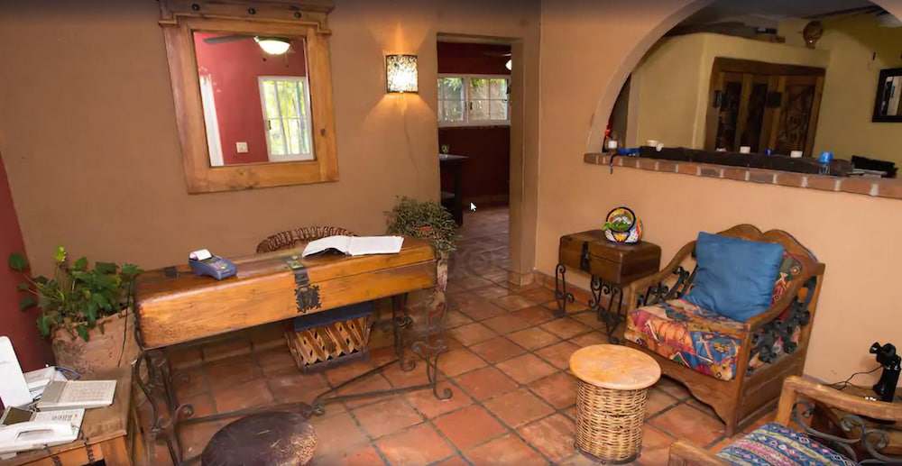 The Bungalows Hotel 4/50