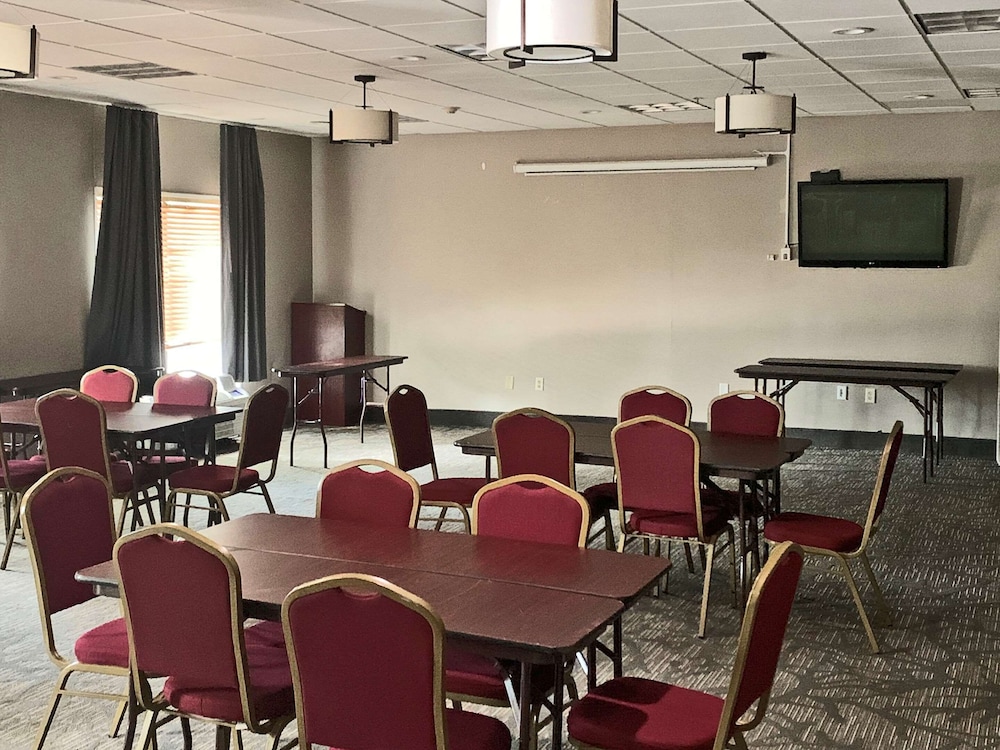 Comfort Inn & Suites Columbus North 33/35