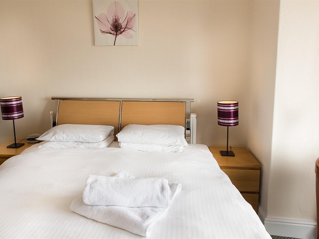 غرفة بسرير مزدوج