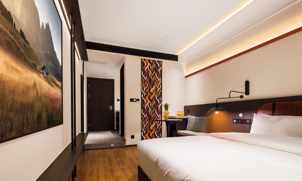Basic, Queen Bed, No Window