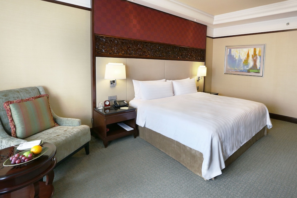 DELUXE, KING BED, BALCONY, SHANGRI LA WING
