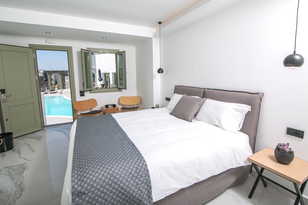 SUPERIOR, SUITE, POOL VIEW