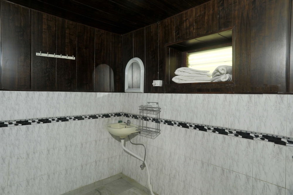 Hotel Kausani Retreat 44/48