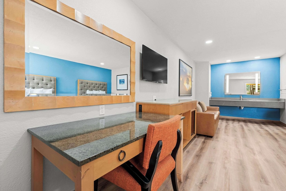 Econo Lodge Inn & Suites Sealy 14/52
