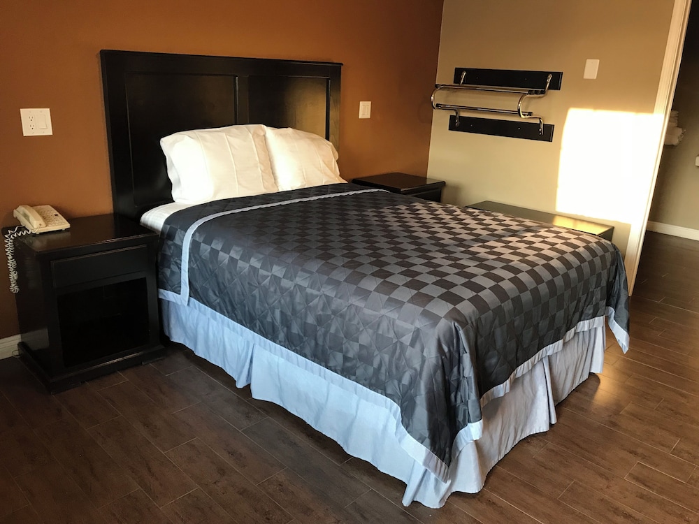 Americas Best Value Inn Corona 17/46