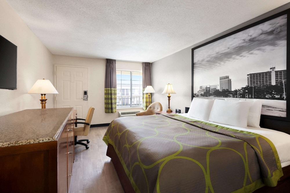 Super 8 By Wyndham Gulfport Near Biloxi 22/57