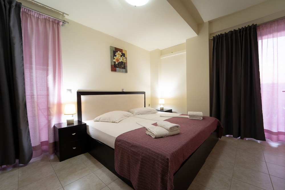 GOLDEN ROSE SUITES 27/62