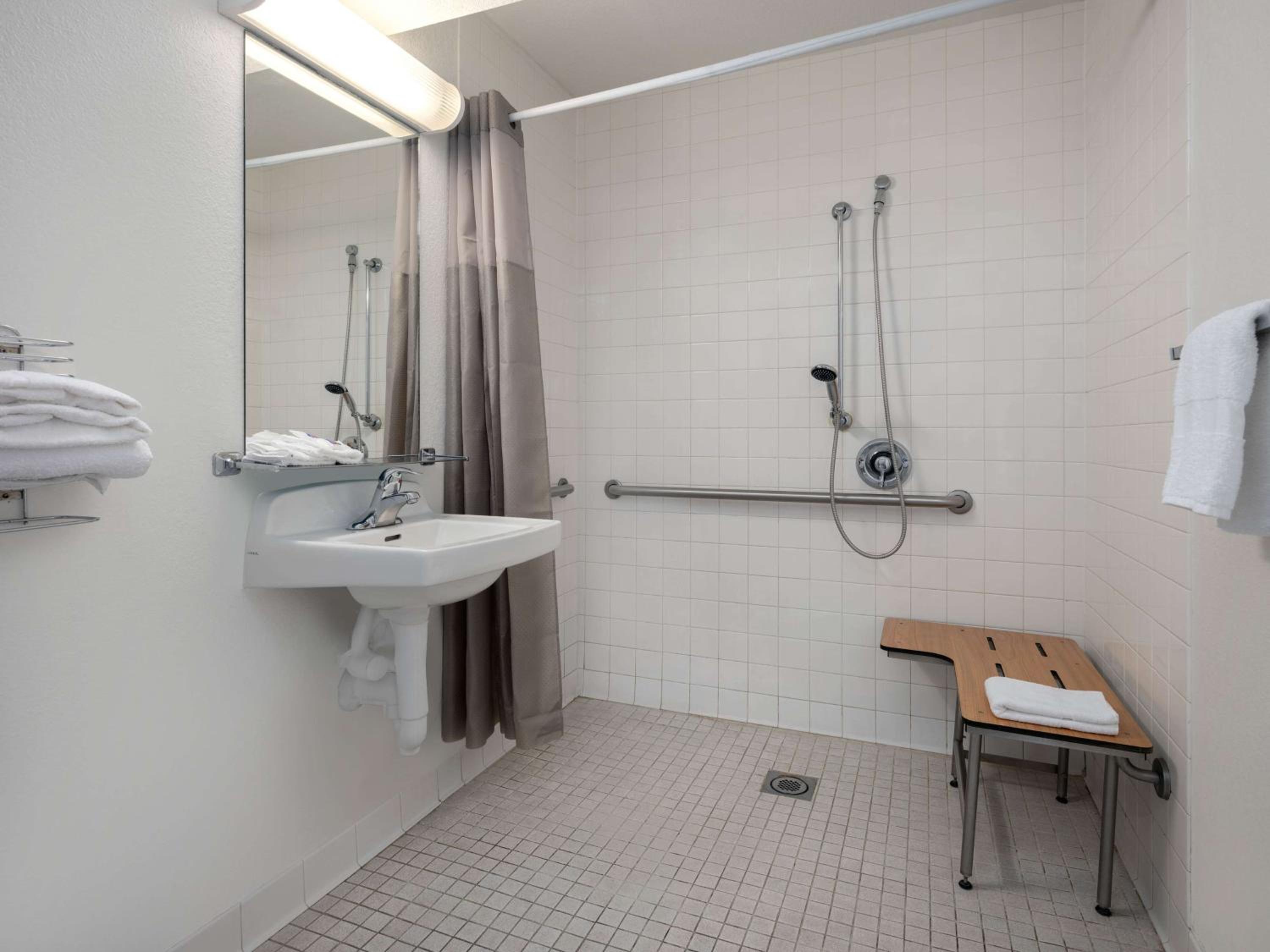 1 Queen Bed ADA/Tub/Micfridge، Motel6 Santa Maria, CA - North 7/7
