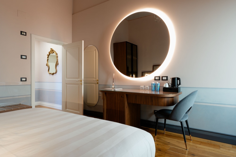 TOWER, DELUXE, KING BED, CITY VIEW