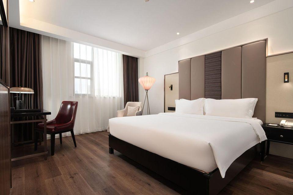 Deluxe, Queen Bed, Metropolo Jinjiang Hotel (Haikou East High-speed Railway Station, Normal University) 2/2