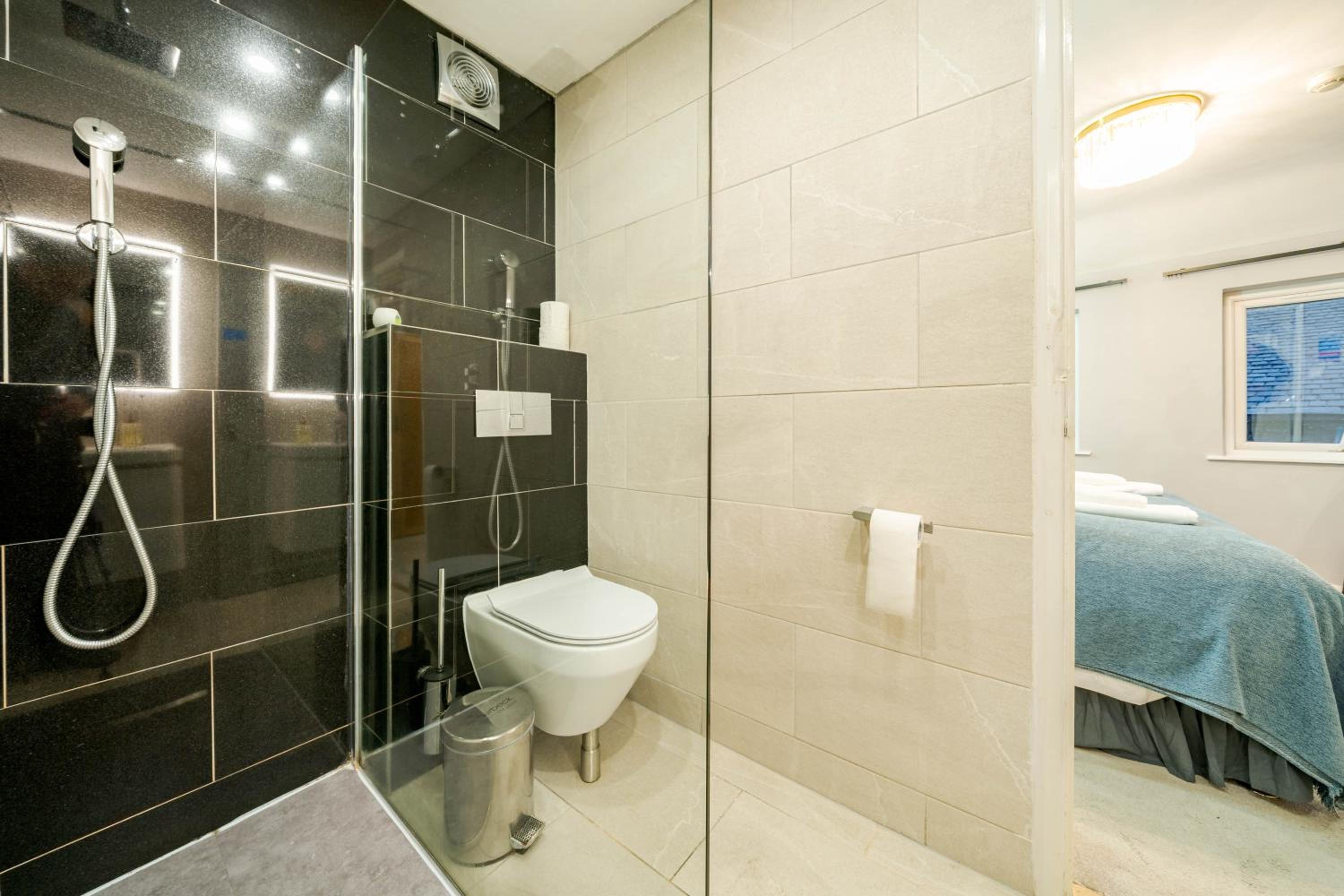 Waterhead Rooms & Suites - Parking and Light Breakfast 29/43