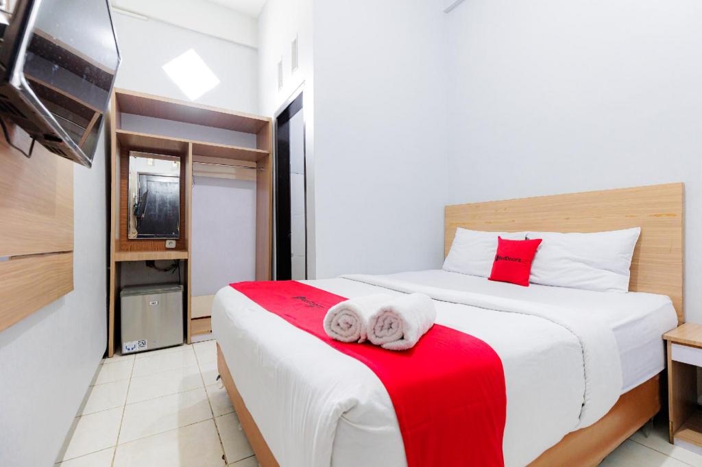 RedDoorz Plus near Malang Town Square 24/50