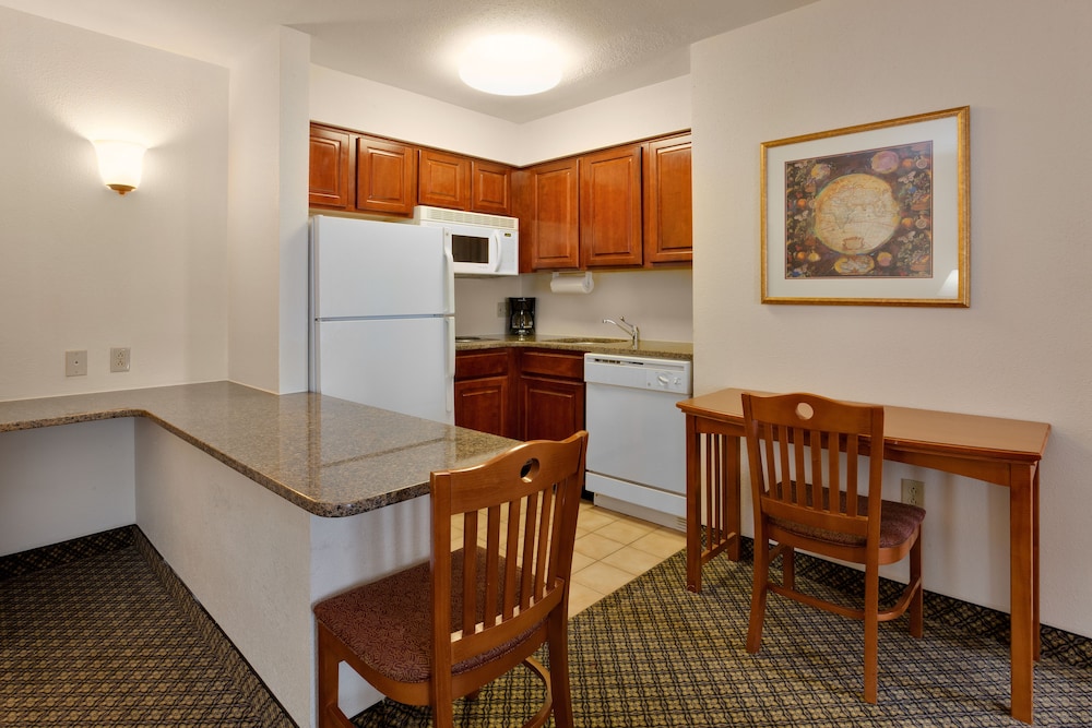 Staybridge Allentown Bethlehem Airport Suites 37/69