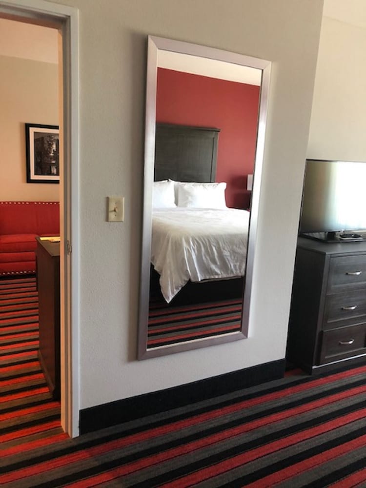 Holiday Inn Hotels And Suites Lafayette North 28/55