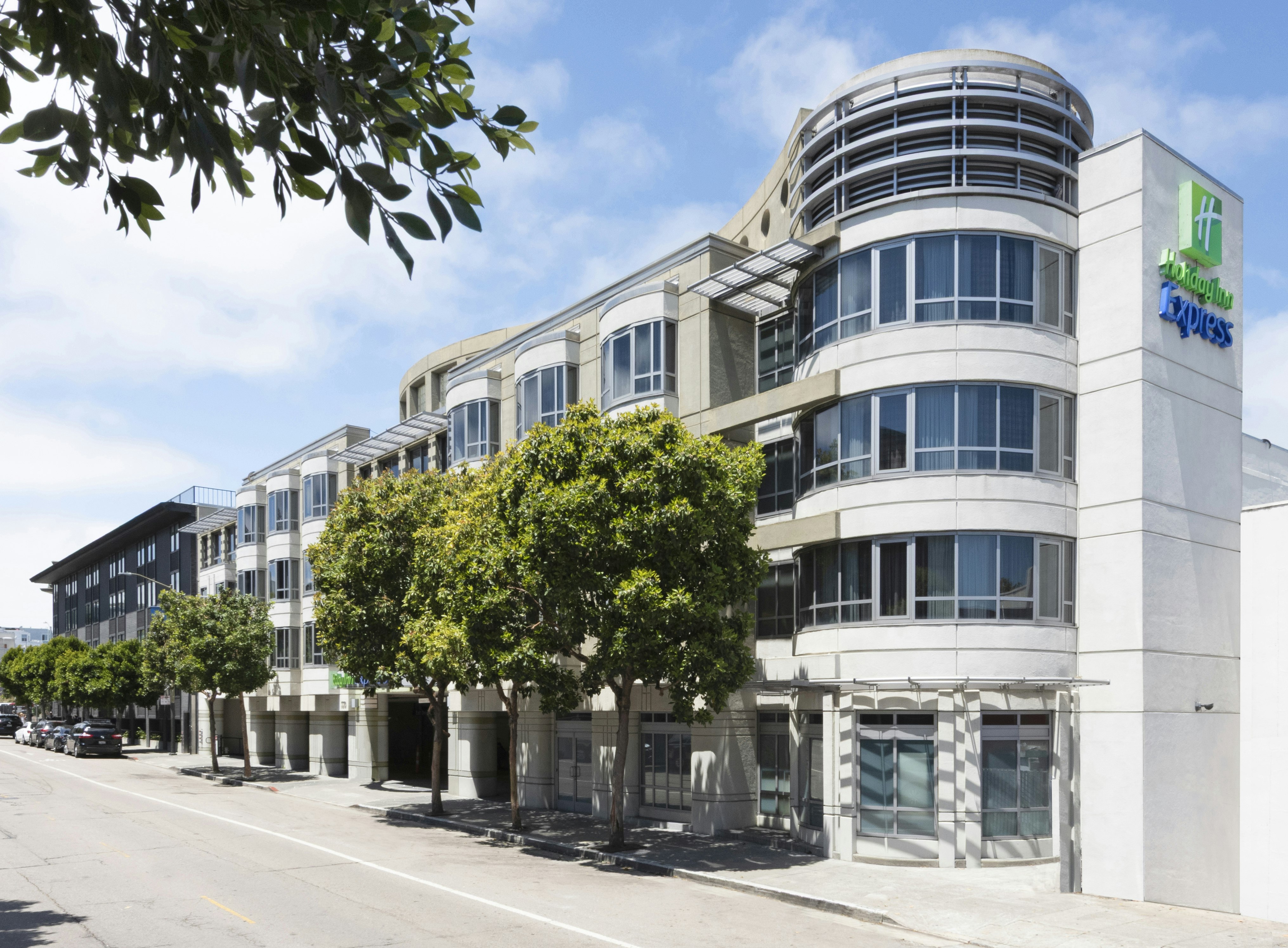 Holiday Inn Express and Suites Fishermans Wharf 57/59