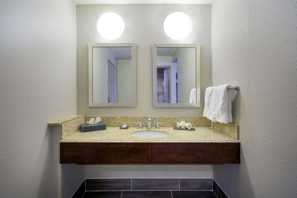 La Quinta Inn & Suites by Wyndham Roanoke Salem 26/58