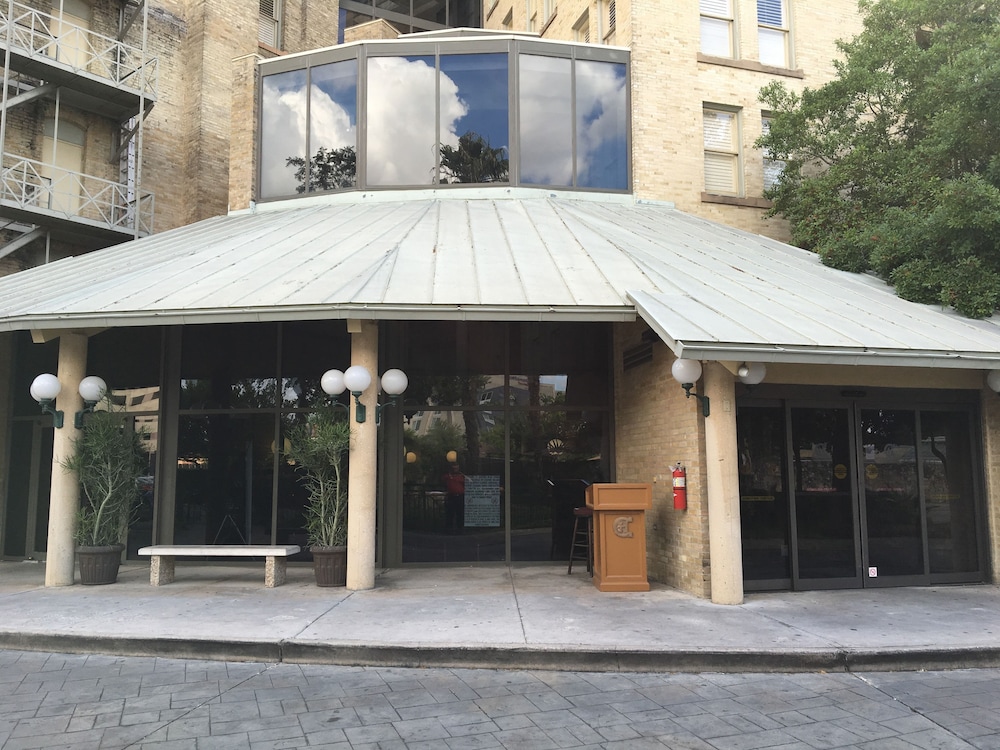 CROCKETT HOTEL 6/77