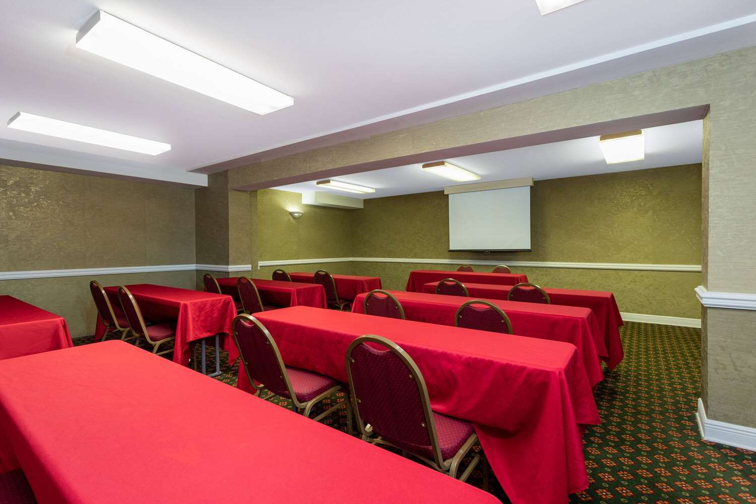 Ramada by Wyndham Altamonte Springs Near I-4 30/39