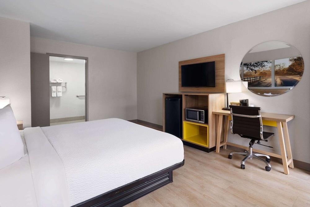 ROOM, KING BED, ACCESSIBLE