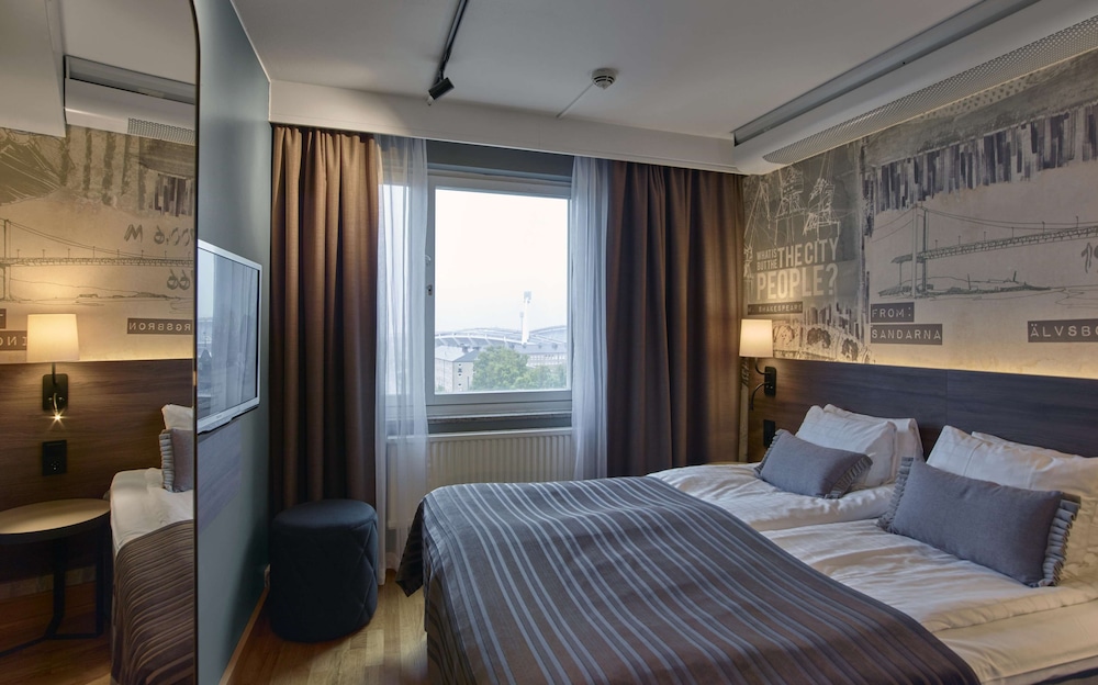 ROOM, QUEEN BED