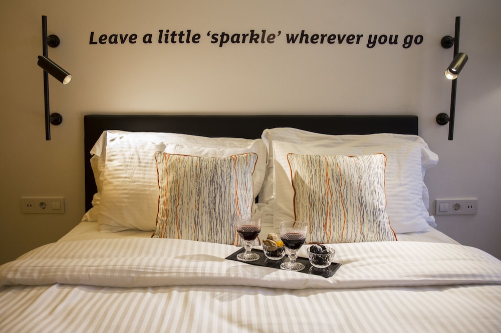 Sparkle Hotel 40/64