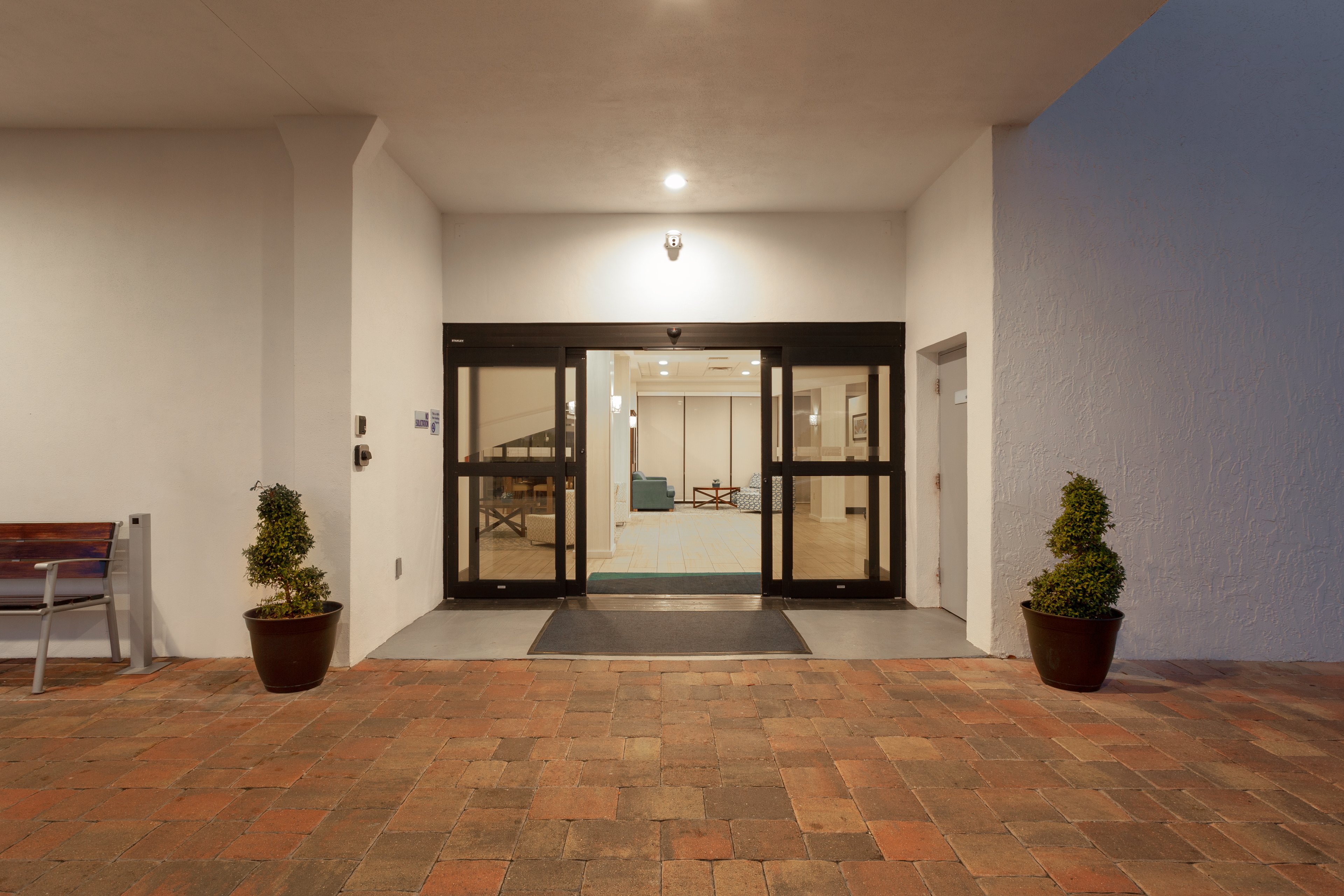 Holiday Inn Express Hotel Suites Oceanfront Daytona Beach Shores 40/48