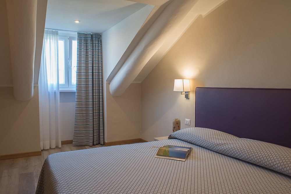 Room, Triple, 1 Double and 1 Single Bed
