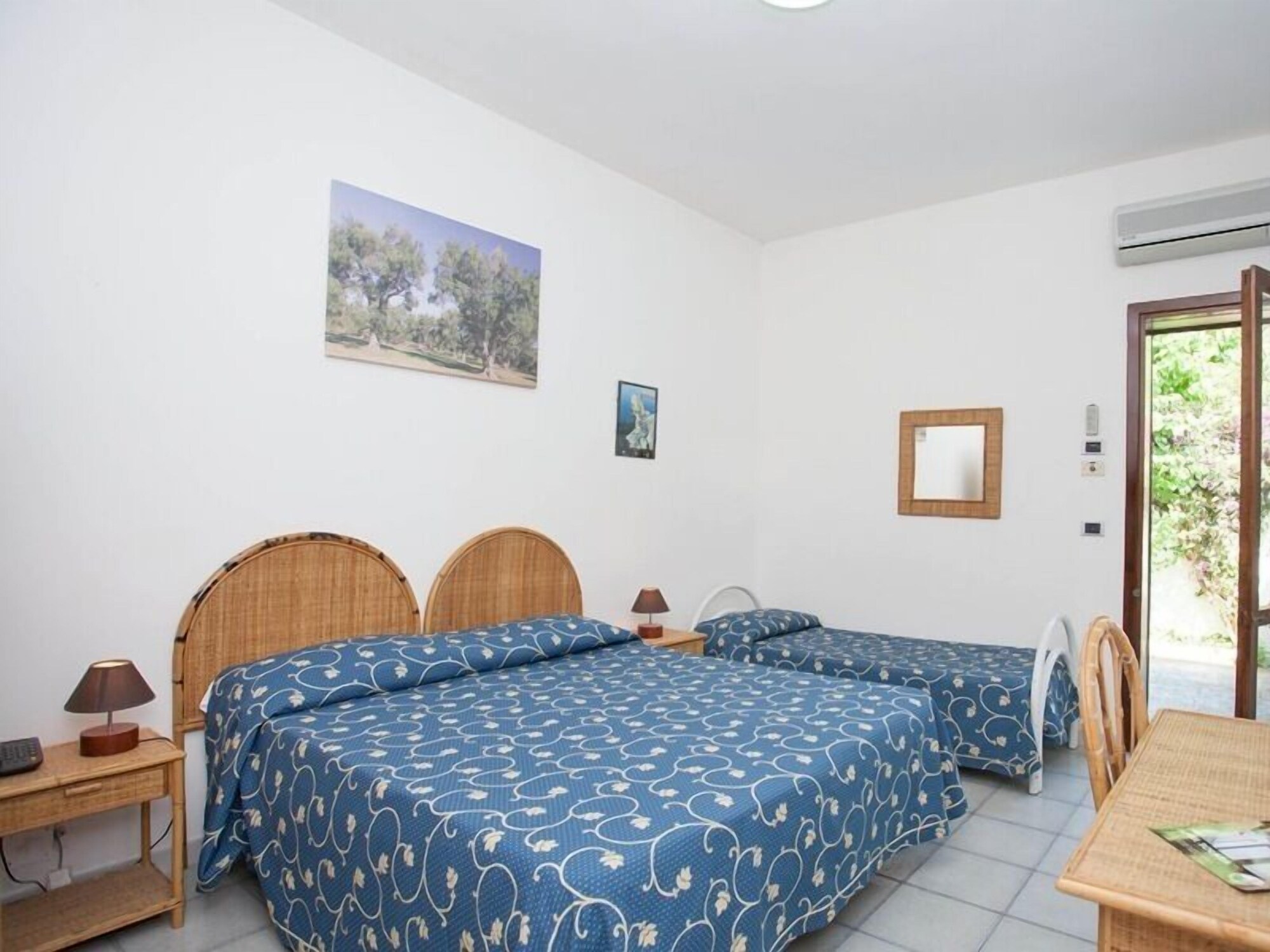ROOM, QUADRUPLE