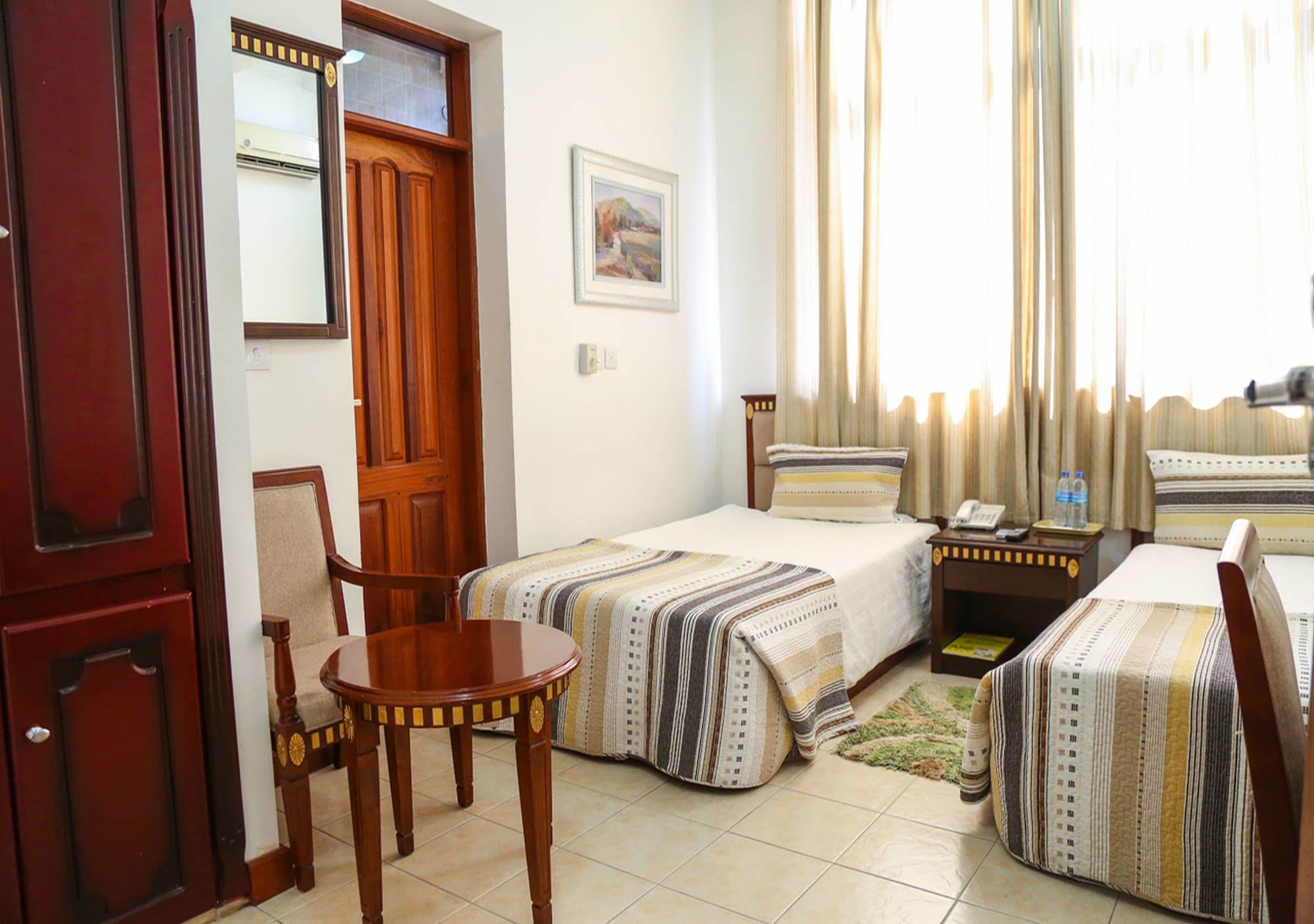 ROOM, TWIN BEDS