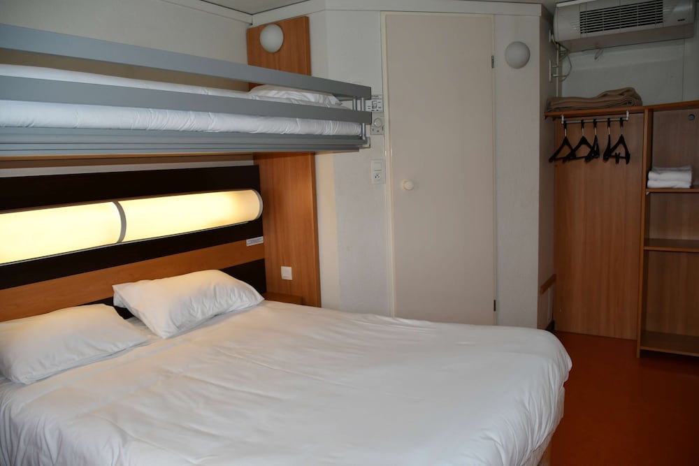 Standard, 1 Double and 1 Single Bed
