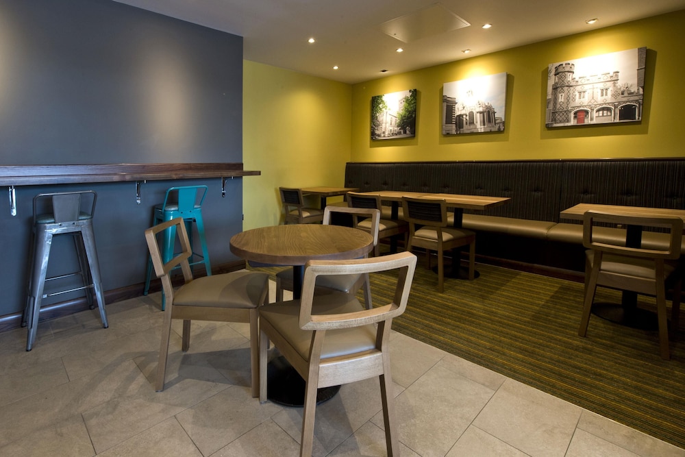 Premier Inn Slough West (Slough Trading Estate) Hotel 35/42