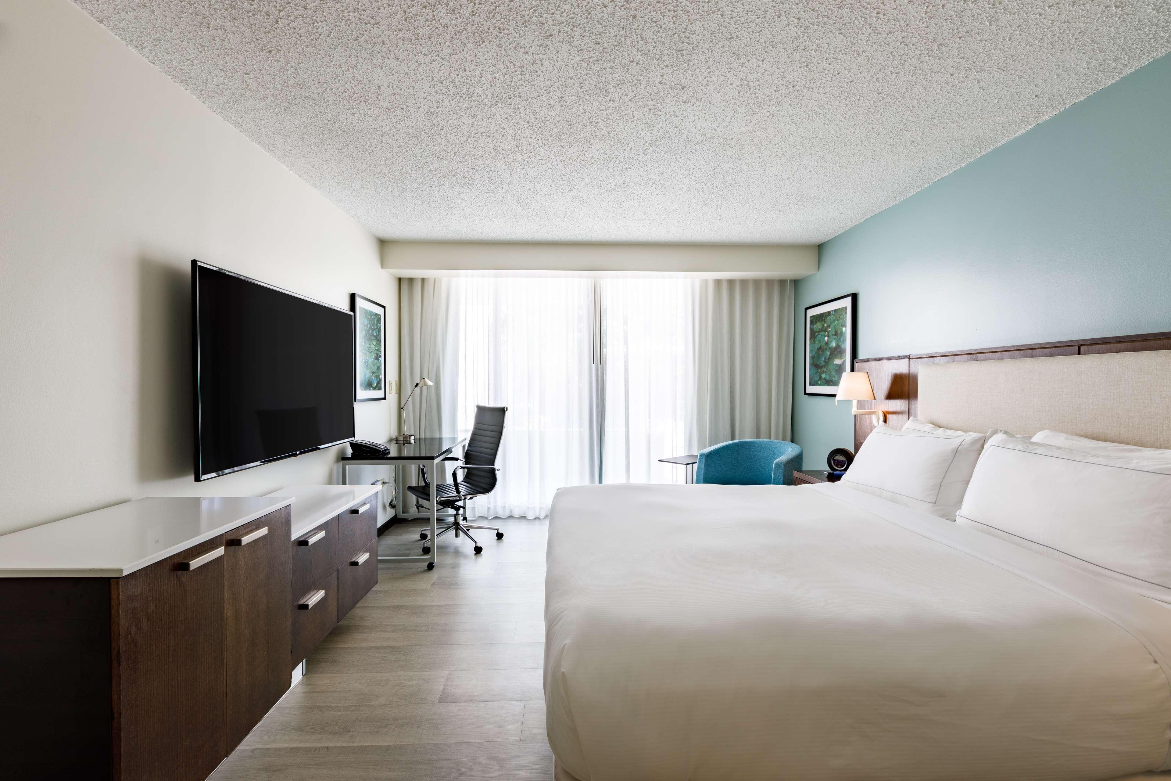 ROOM, KING BED, POOL VIEW, BALCONY
