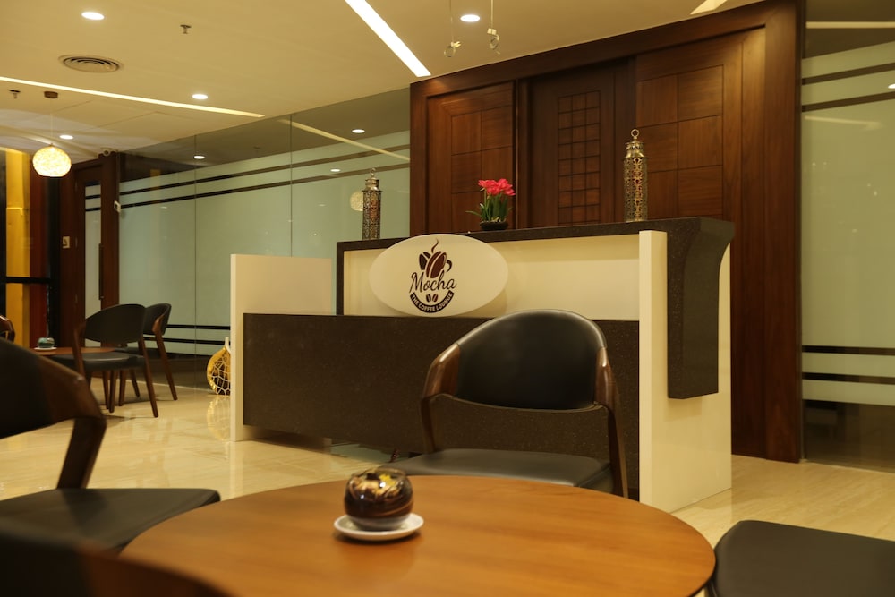 M Crown Hotel 18/24