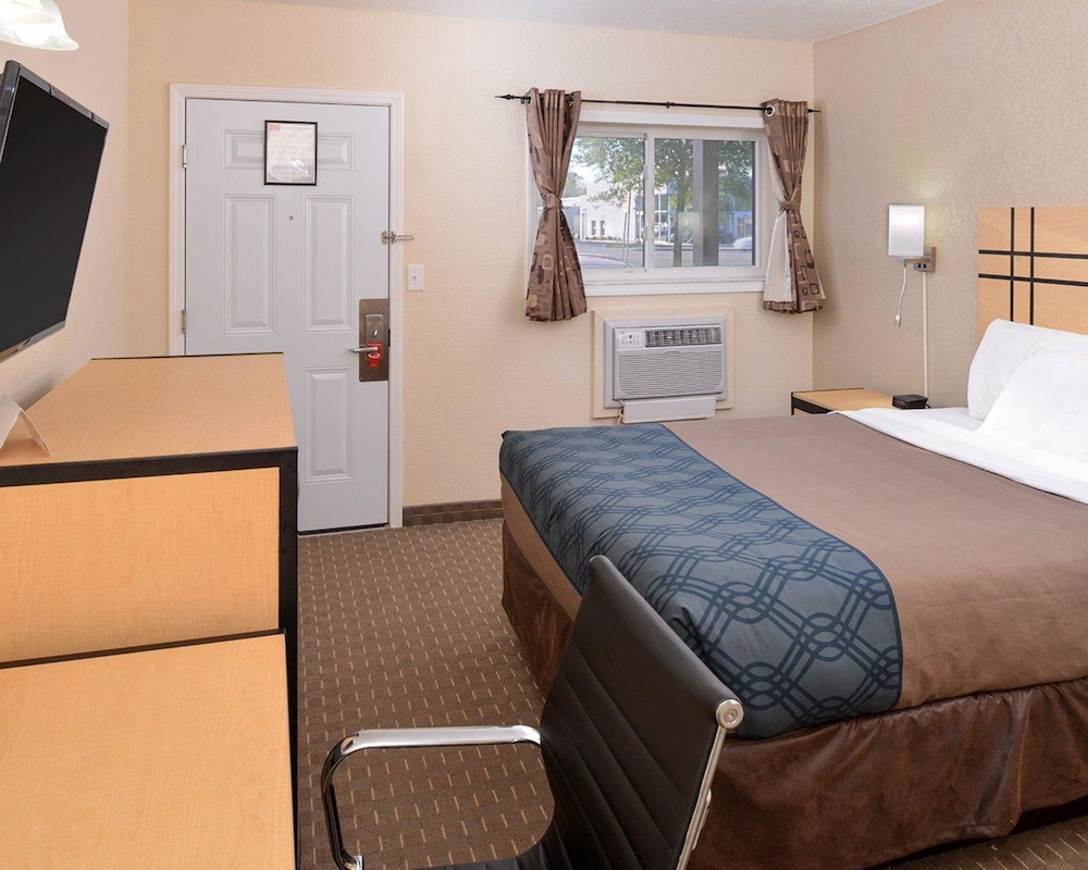 Econo Lodge Rochester I-90 & I-390 19/40