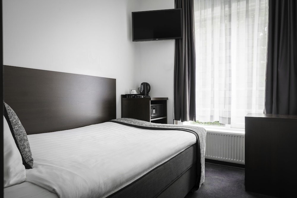 ROOM, SINGLE