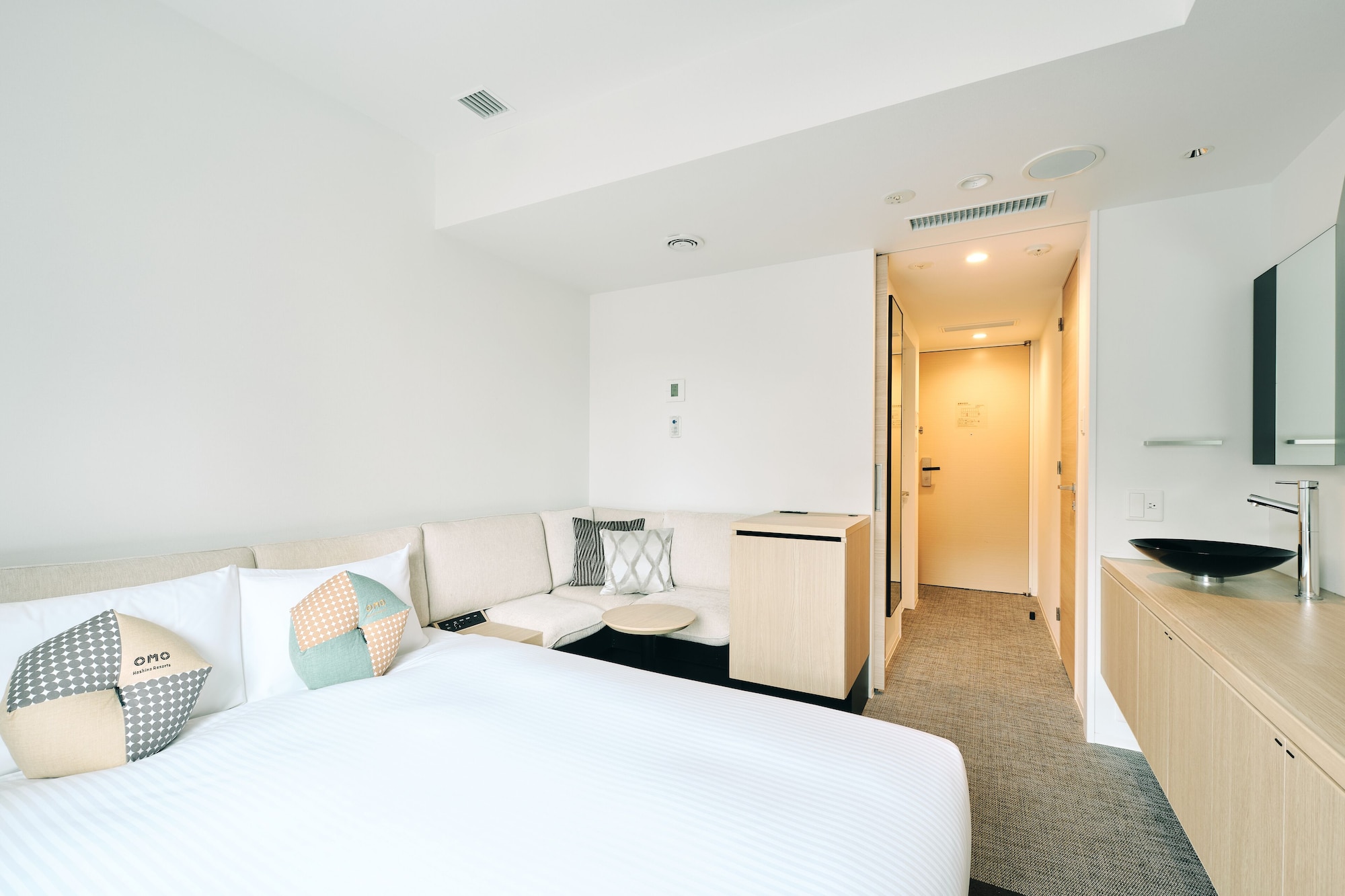 ROOM, QUEEN BED