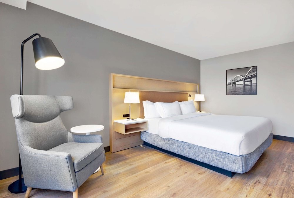 DoubleTree by Hilton Davenport 16/57