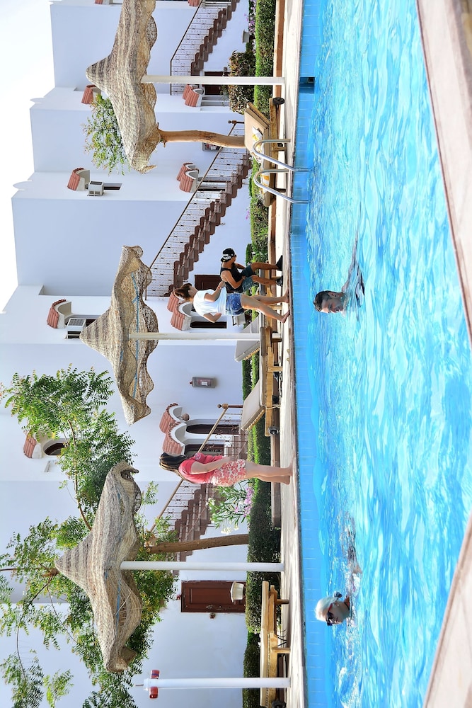 Desert View Hotel 44/48