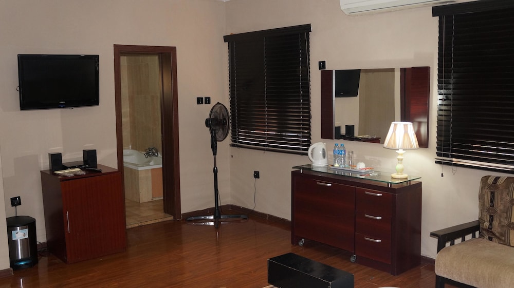 CHARLIE'S PLACE AND SUITES 30/50