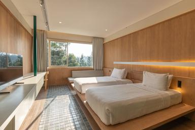 Medium, Pool Area