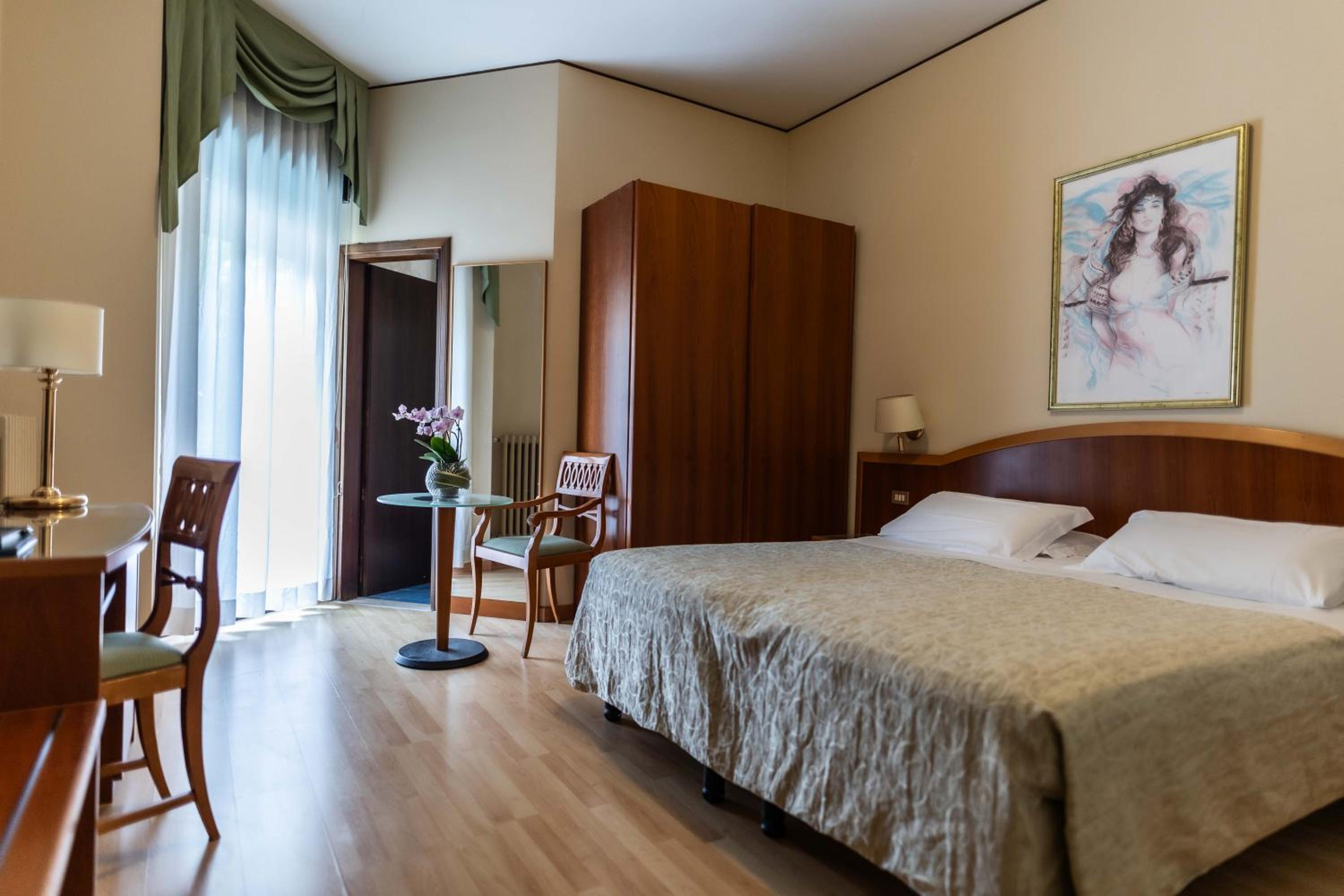 ROOM, DOUBLE BED