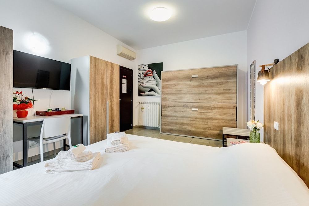Deluxe, Double Bed, Private Bathroom
