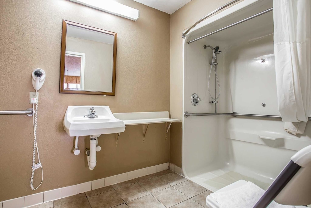 Quality Inn and Suites Ft Jackson Maingate 22/35