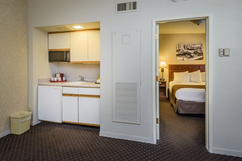 Lions Gate Hotel 26/44