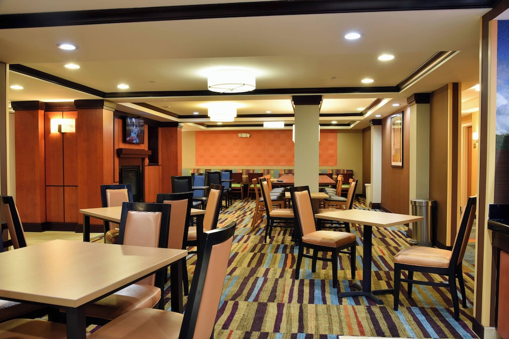 Fairfield Inn & Suites Hartford Airport 26/34