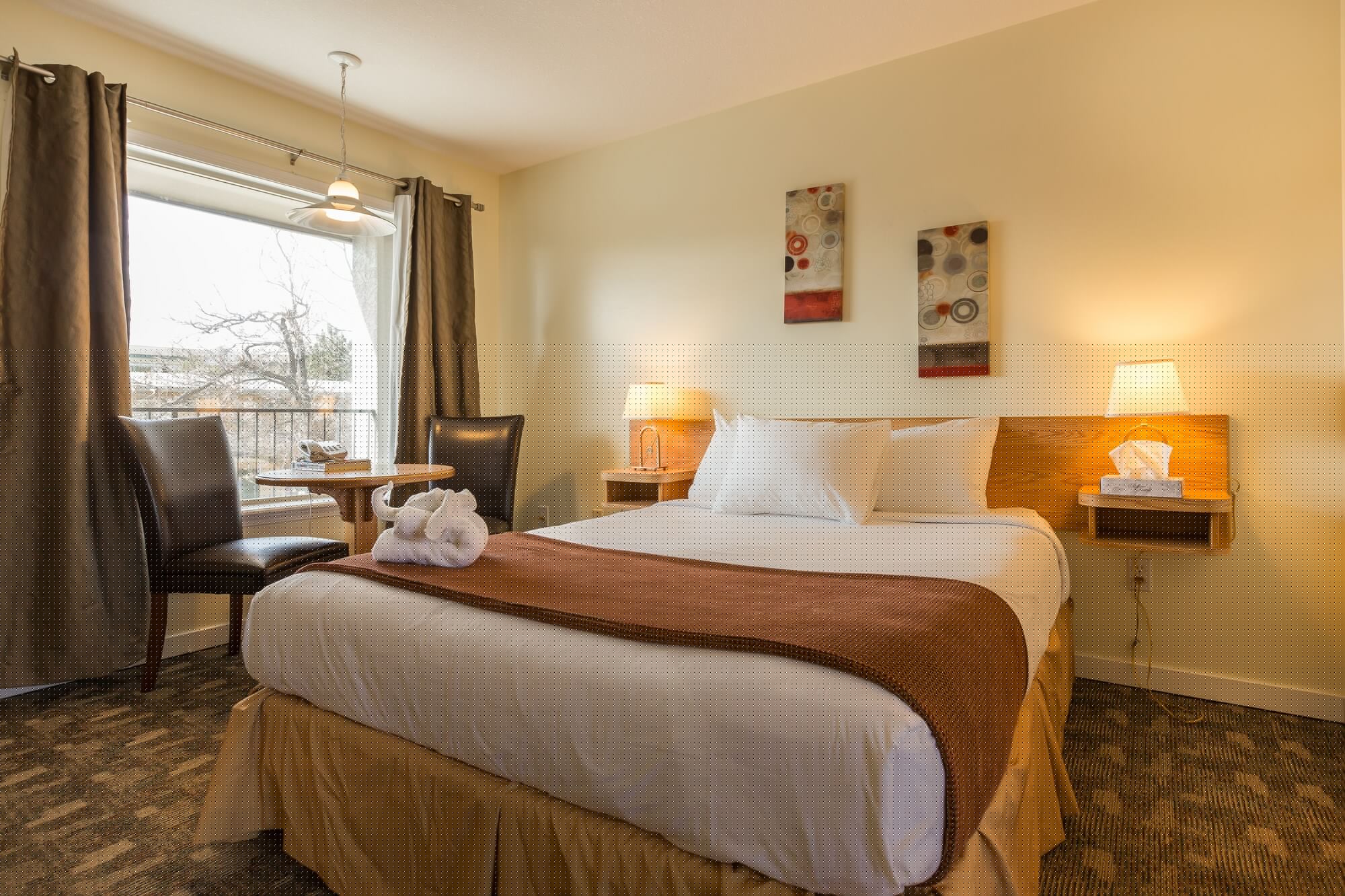 DELUXE, 2 DOUBLE BEDS