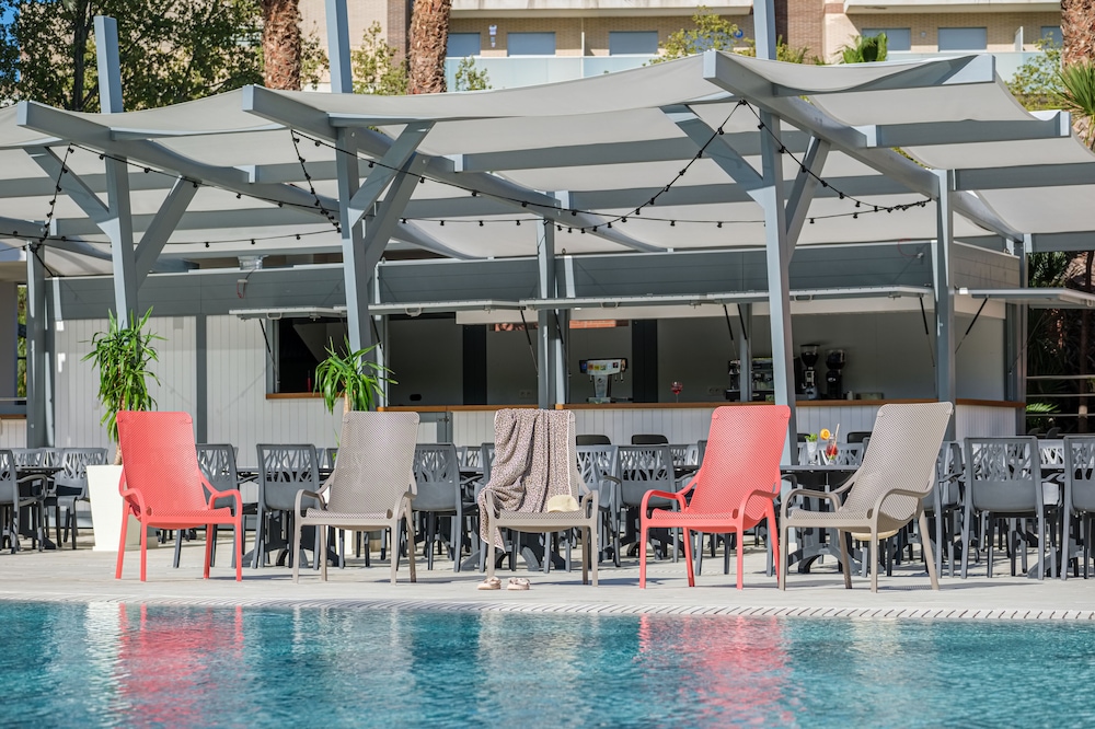 California Gardens Hotel 42/50