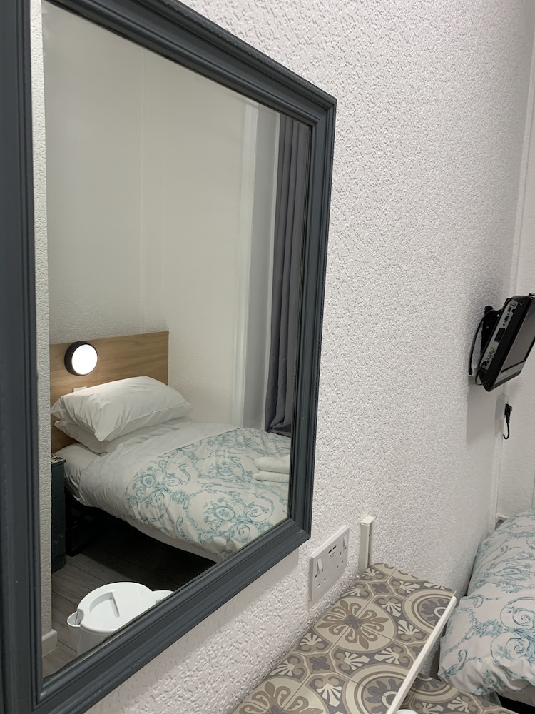 ROOM, SINGLE